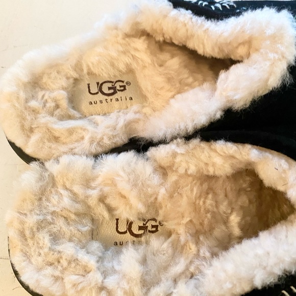 UGG Solvang black Suede Embroidered Floral Sheepskin Clogs 7 feel like 8 to me. - Picture 4 of 5